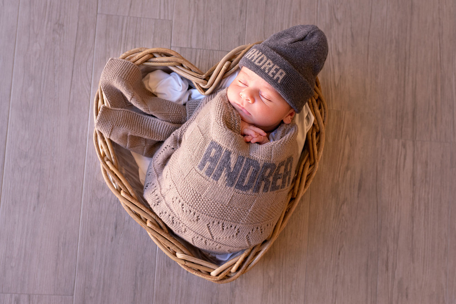 Coperata e berrettino personalizzati come regali originali per neonato