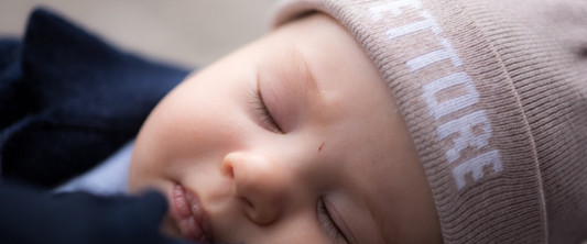 Abbracci di tenerezza: copertine e berrettini Prima Coccola per il benessere del tuo neonato